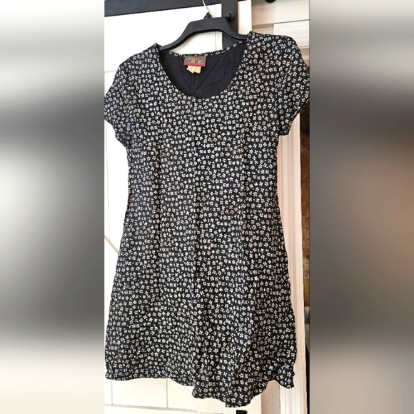 🌟Black and White Boho Floral Clasdic A- Line  Dress Size Small🌟 - Picture 1 of 3